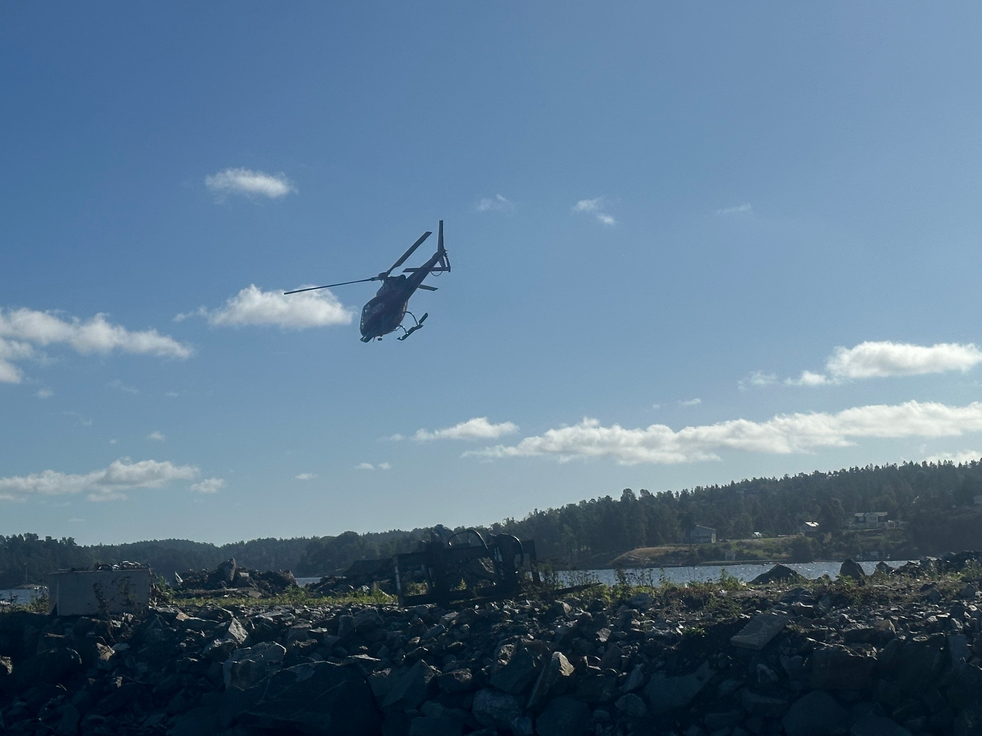 Helikopter över skogsmark