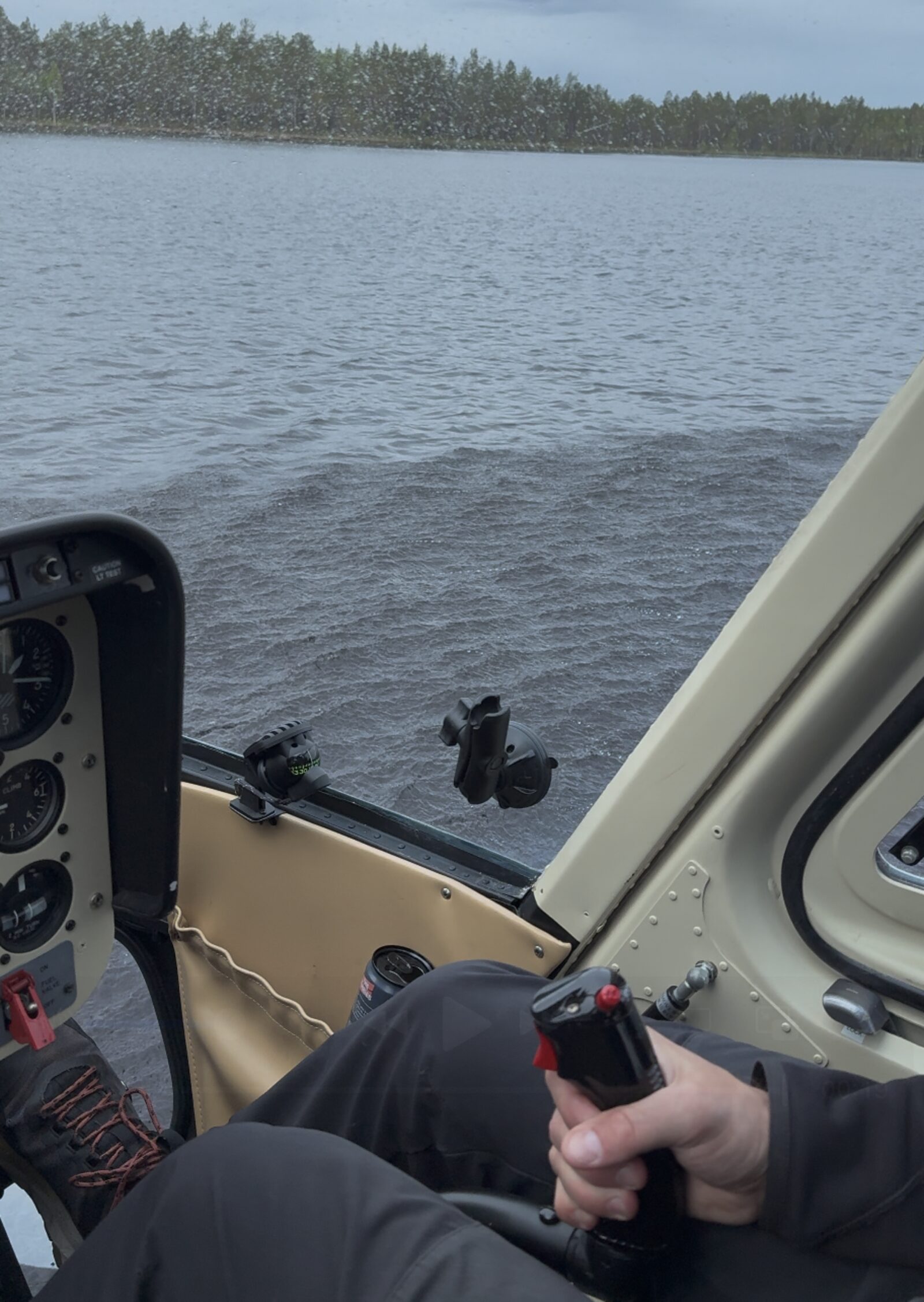 Vy från cockpit över sjö vid vattenprovtagning