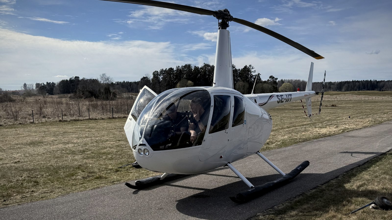Robinson R44 SE-JJT vid Arlanda Helicopters flygskola