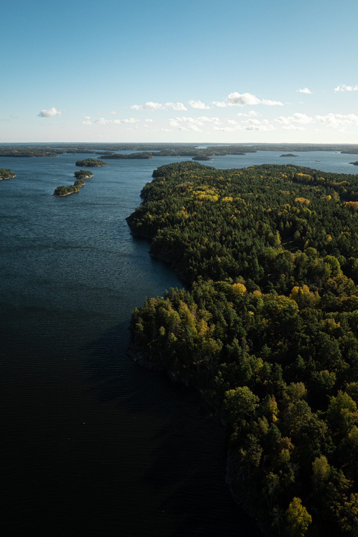 Vy över Stockholms skärgård från helikoptern