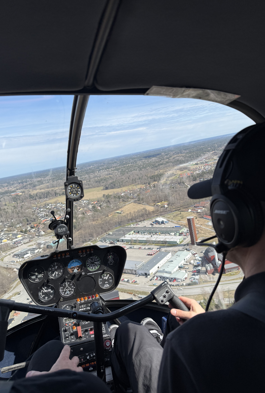 Provflyg en helikopter – presentkort helikoptertur Stockholm