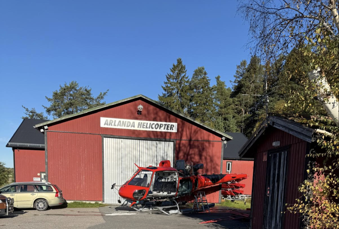 Arlanda Helicopters helikopterverkstad med helikopter utanför hangaren i Åkersberga