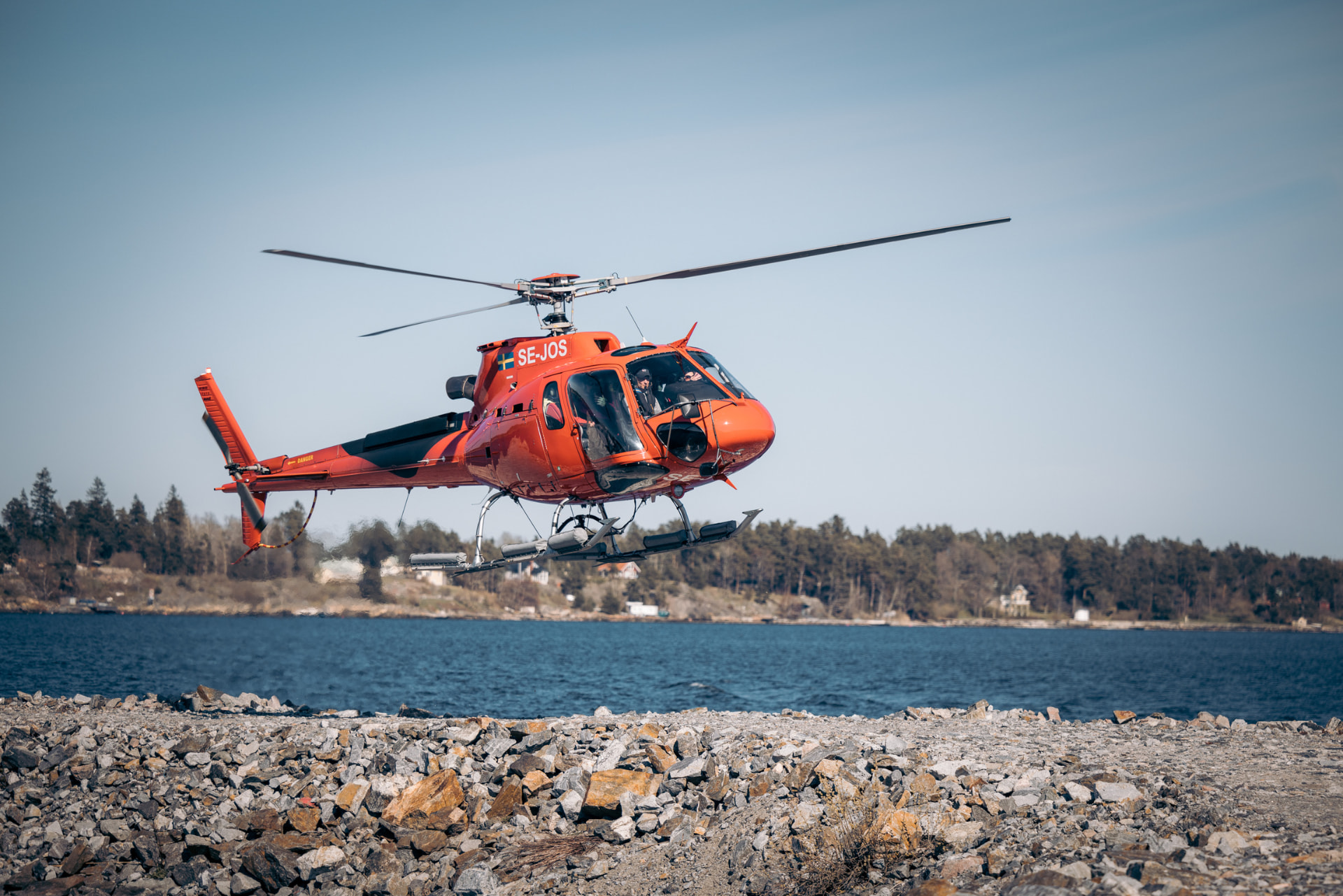 Helikopter som landar på en strand i Stockholms skärgård