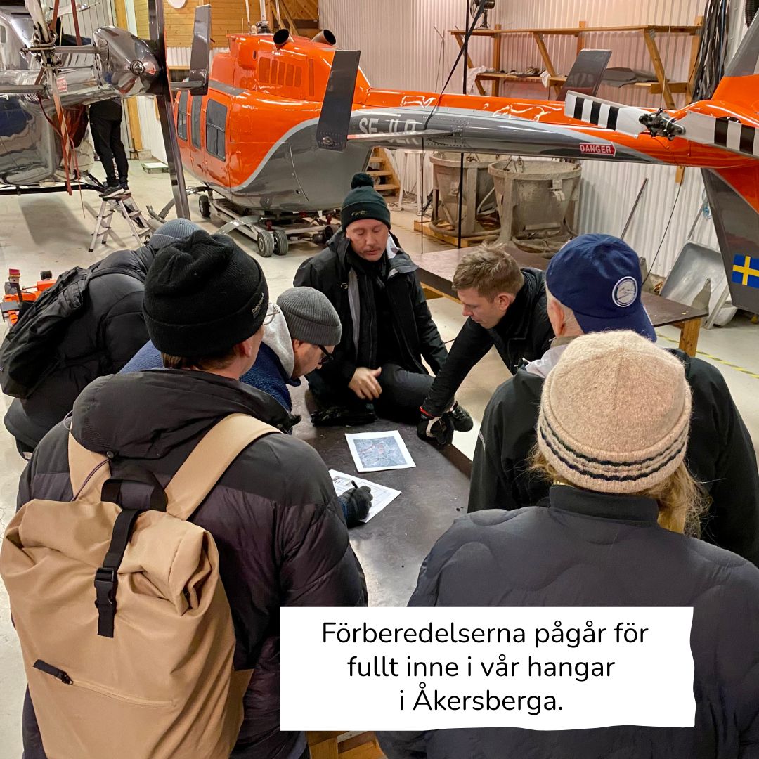 Förberedelser i hangaren i Åkersberga