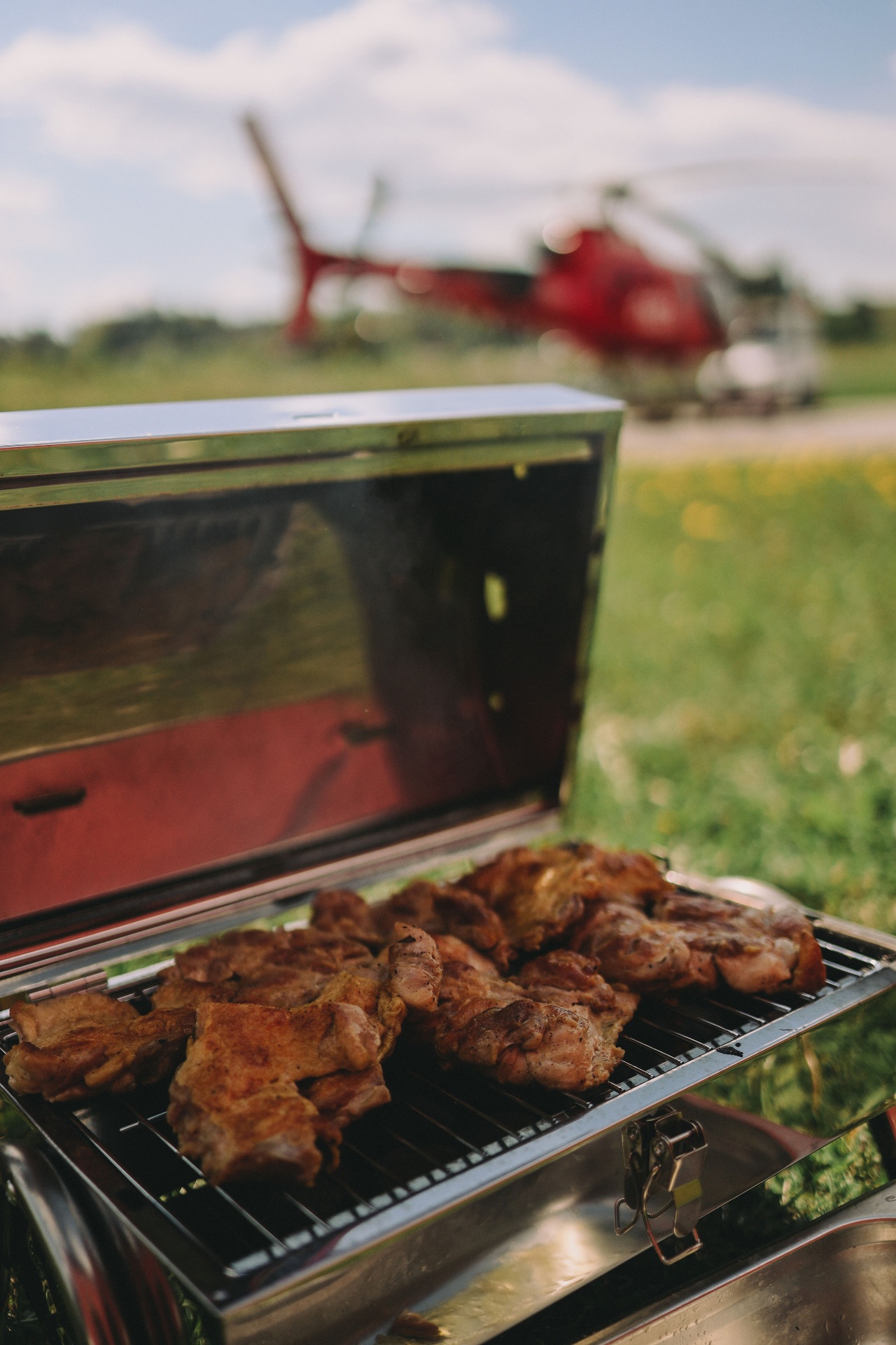 Grillen tänds vid helikoptern – picknick på bröllopsdagen