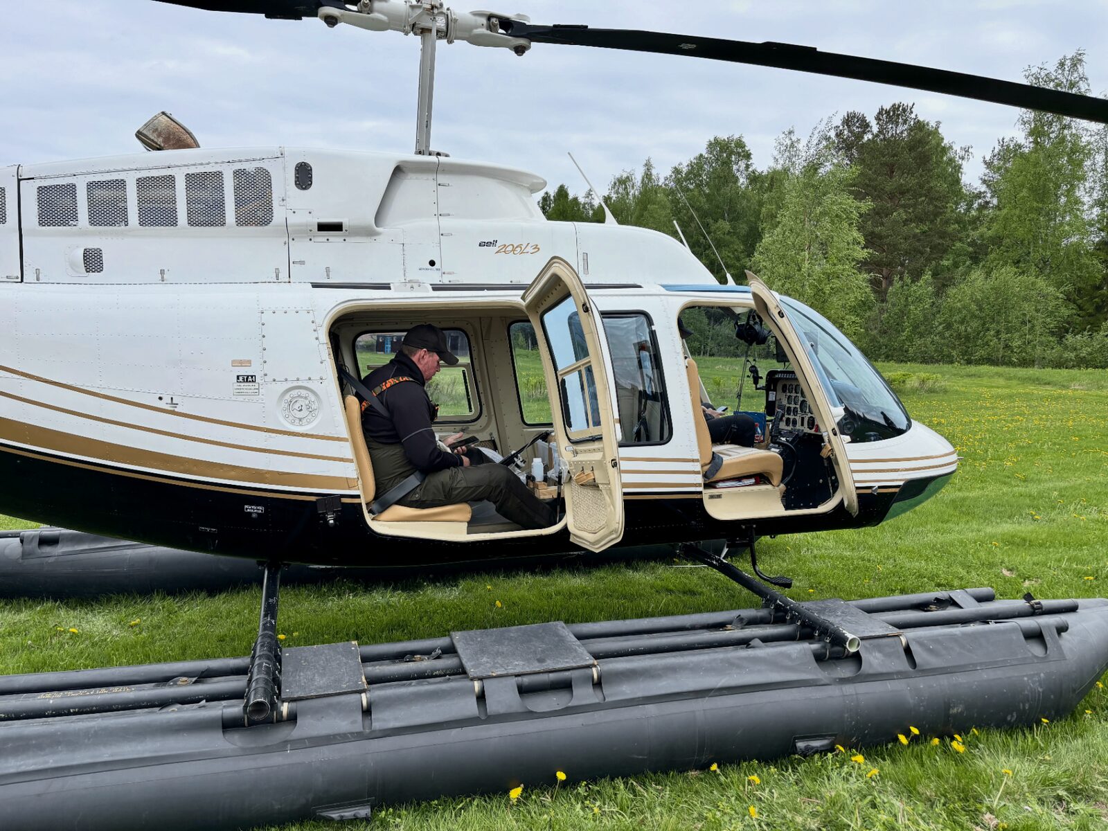 Bell 206L LongRanger på fasta flottörer