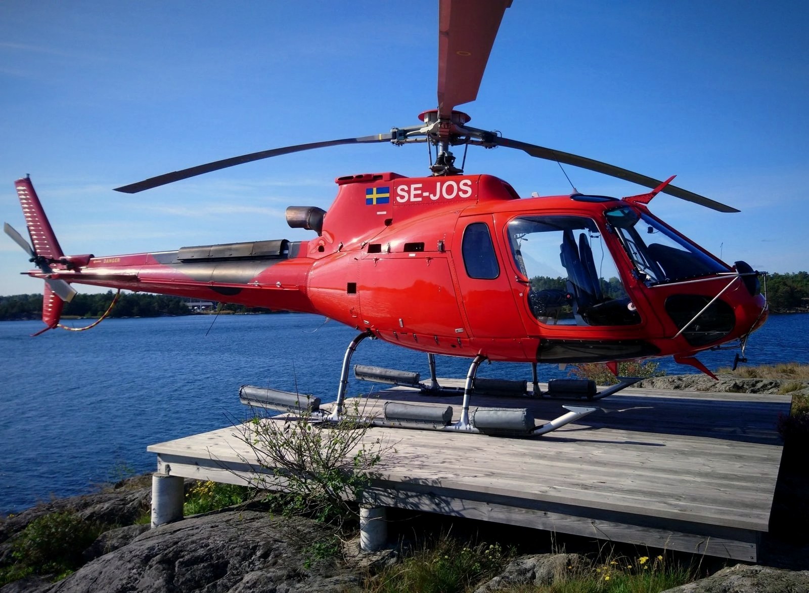 AS350 SE-JOS på helikopterplatta i Stockholms skärgård