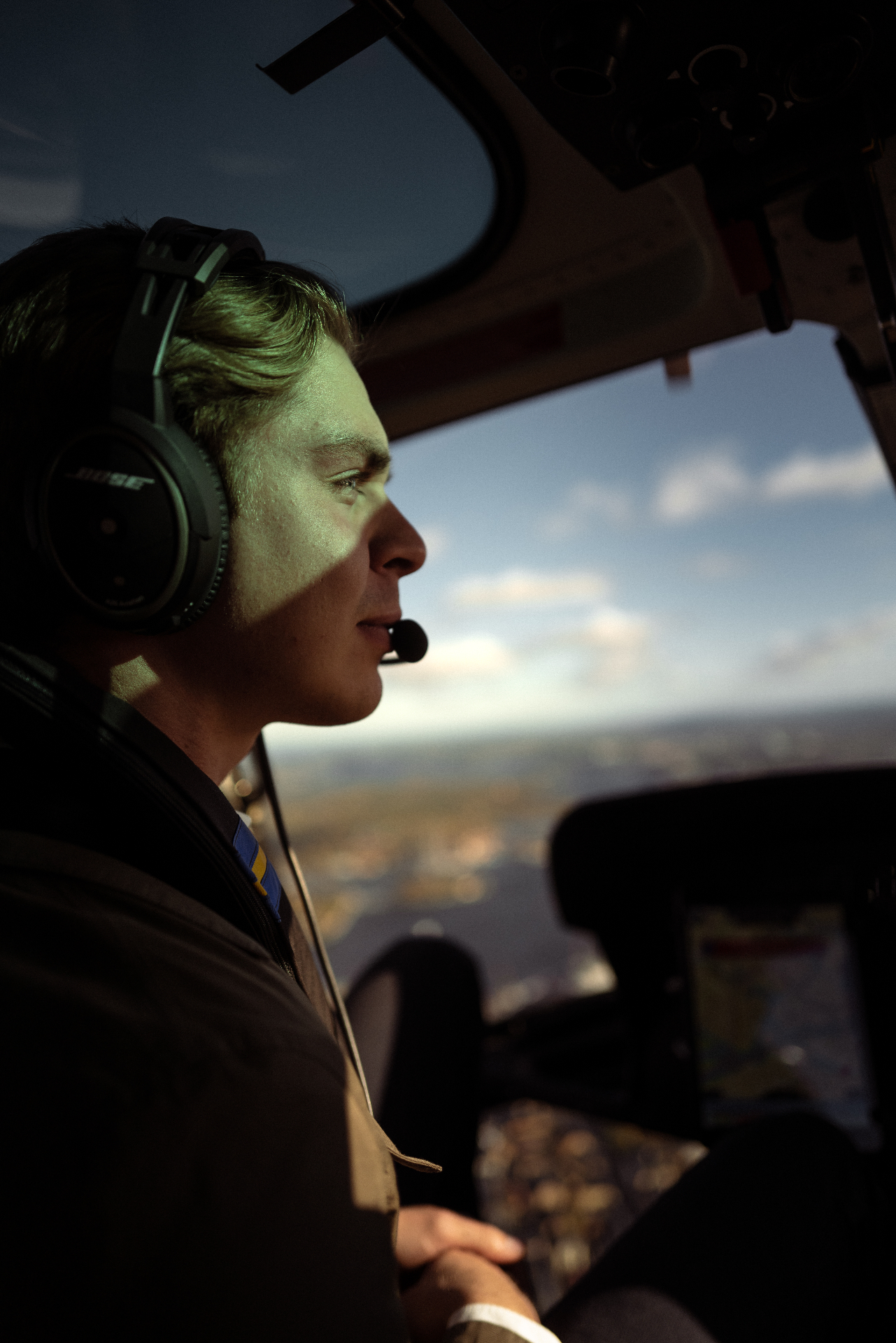 Man i cockpit med headset under helikopterflygning