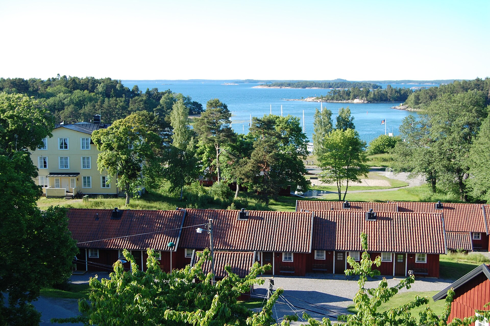 Utö by med fyren, hamnen och röda skärgårdshus