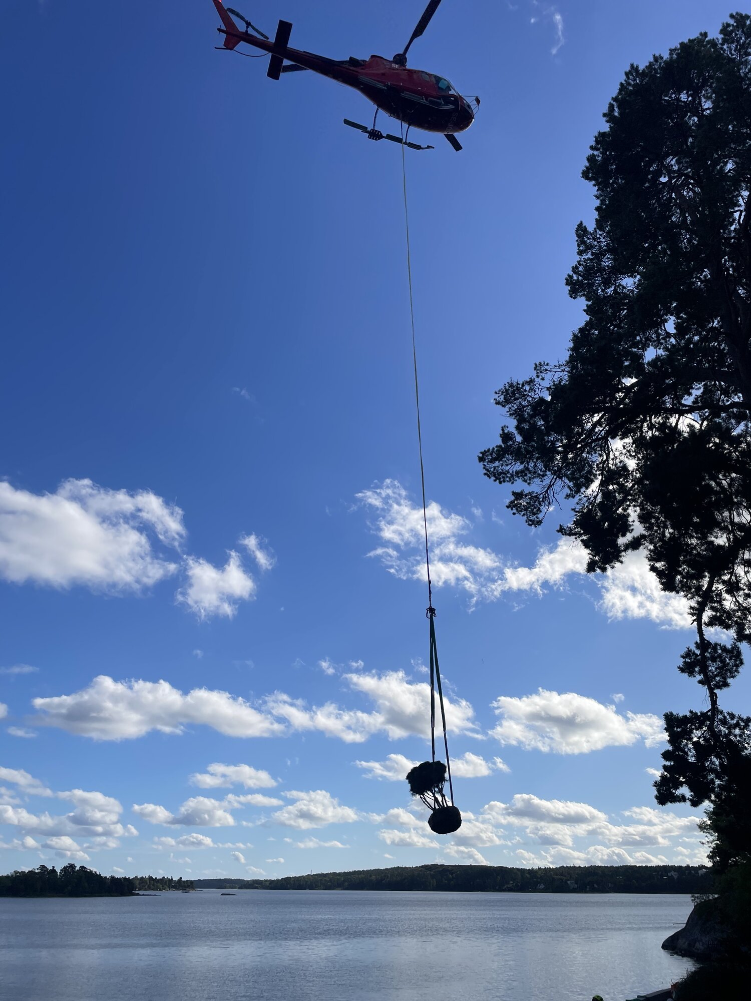 Helikopter med hängande last vid byggprojekt