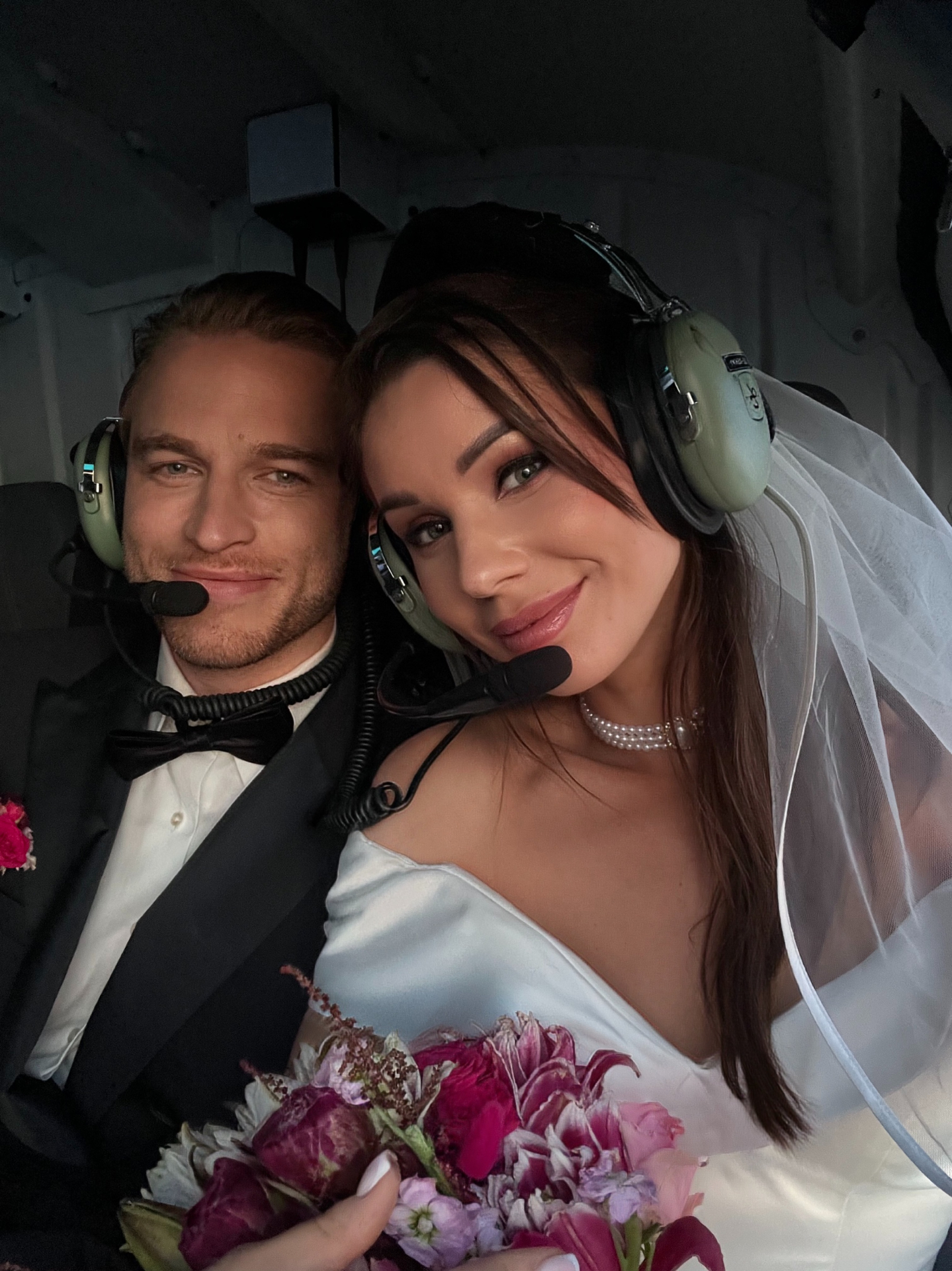 Brudparet med headset i helikopterns kabin