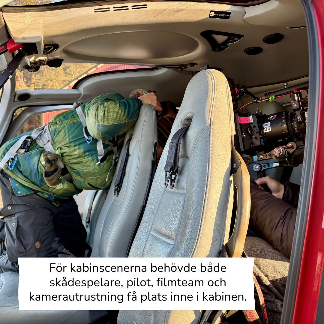 Kabinscen med skådespelare, pilot och filmteam