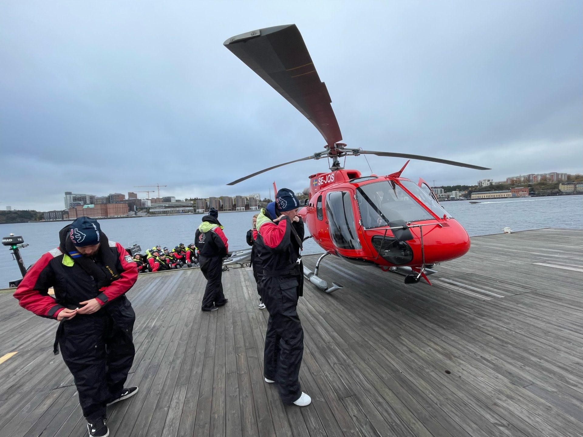 Passagerare på väg till en helikopter vid en helikopterplatta i Stockholm