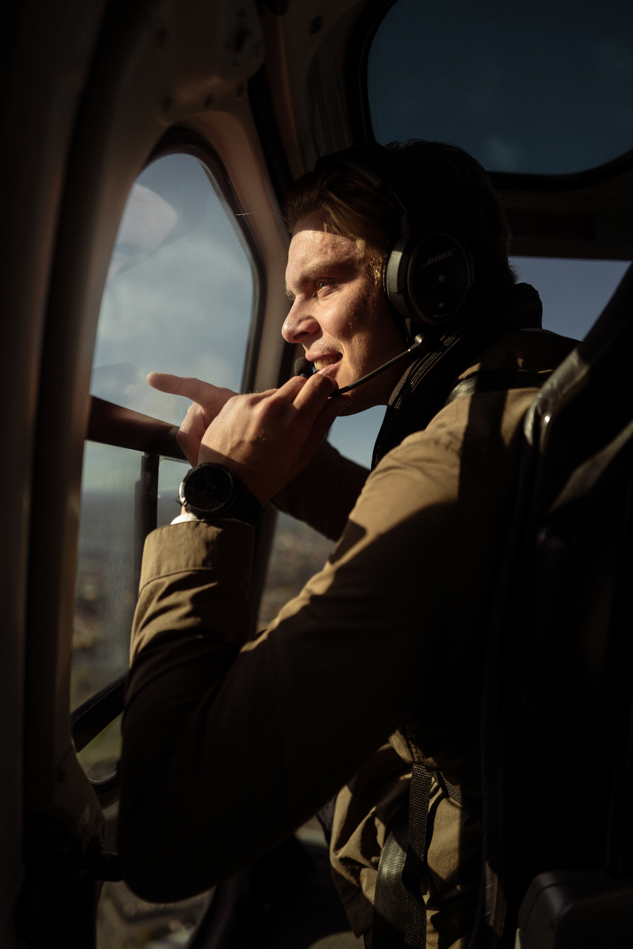 Man tittar ut genom helikopterns fönster över Stockholm