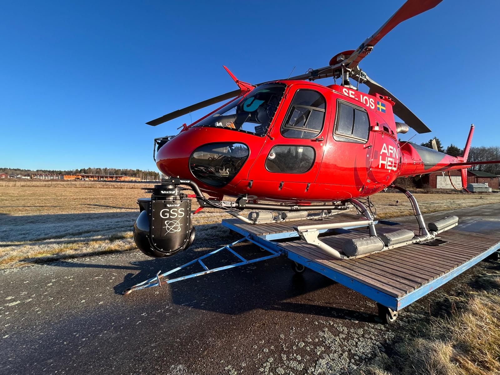 Helikopter med stabiliserad GSS-kamerarigg