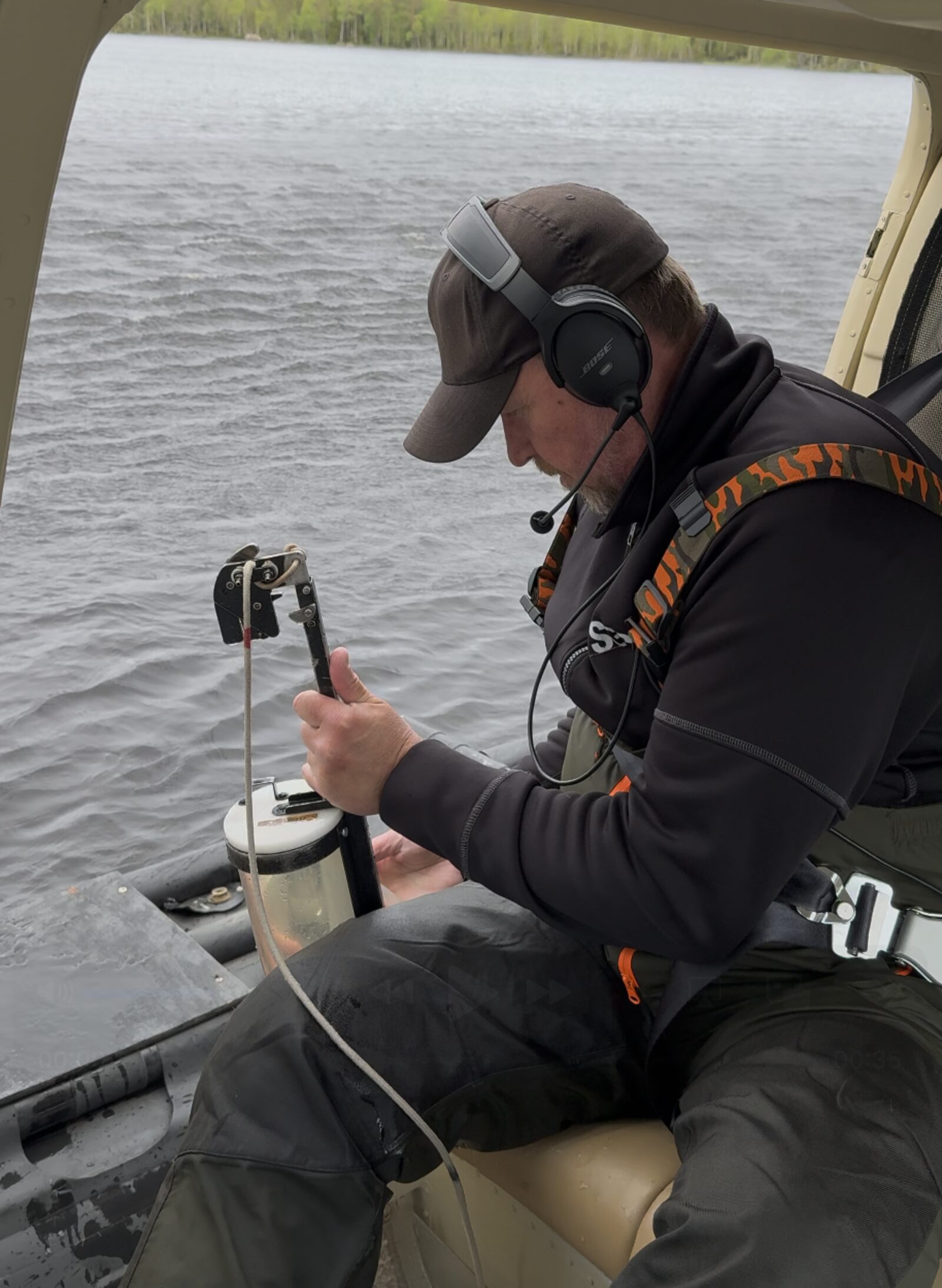 Ackrediterad provtagare utför vattenprov från helikopter