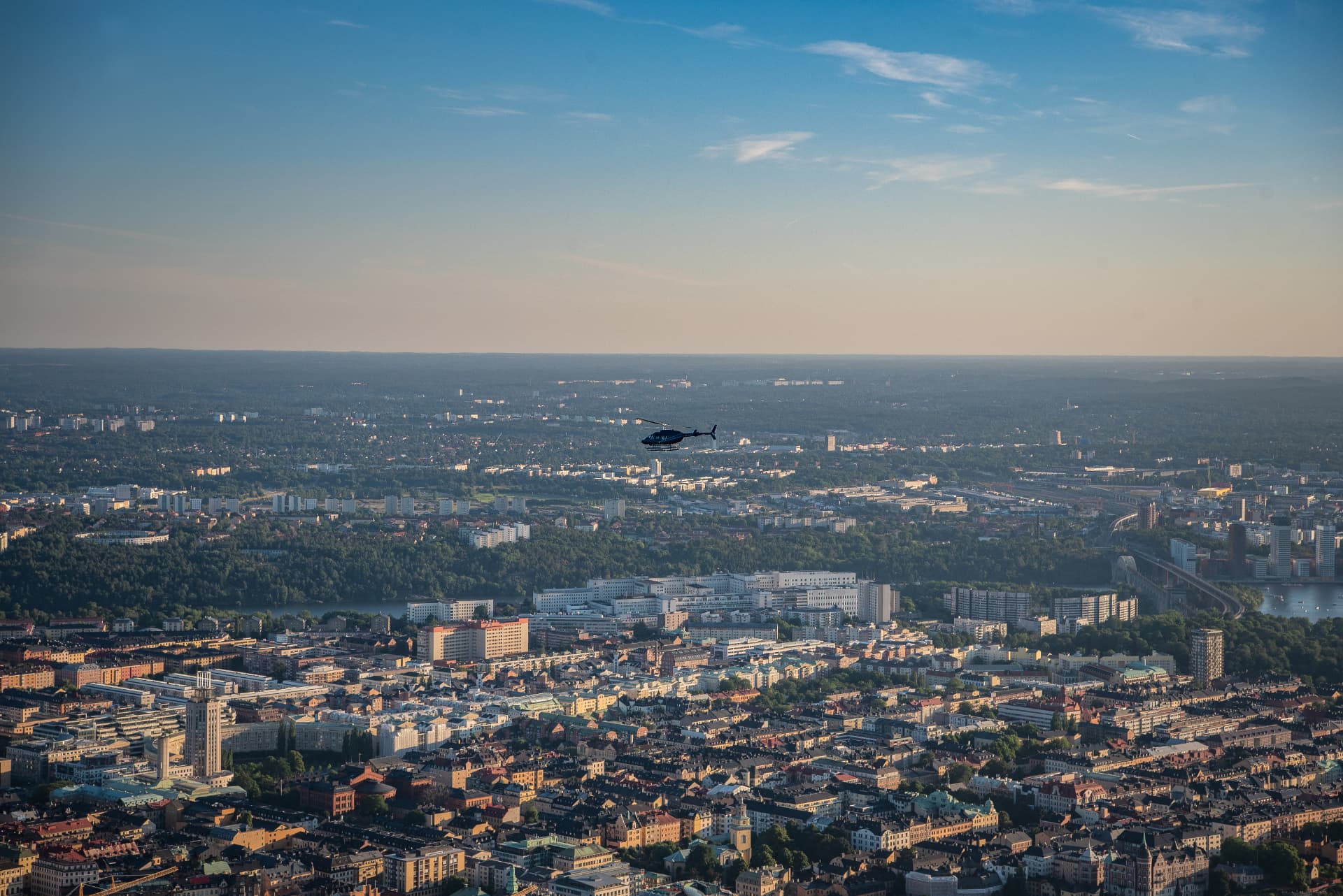 Helikopter på sightseeingtur högt över Stockholms innerstad