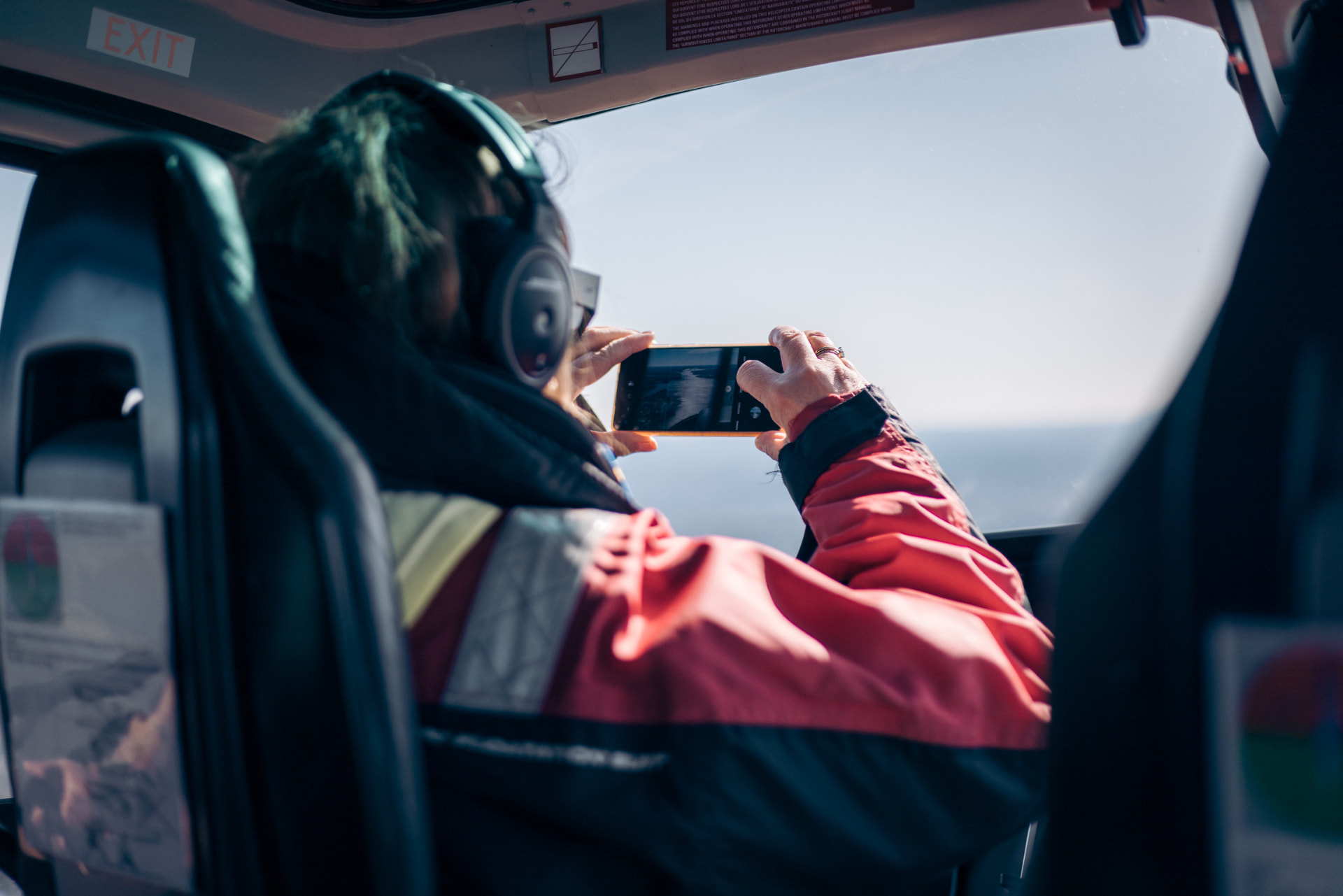 Passagerare som fotograferar utsikten under en helikoptertur