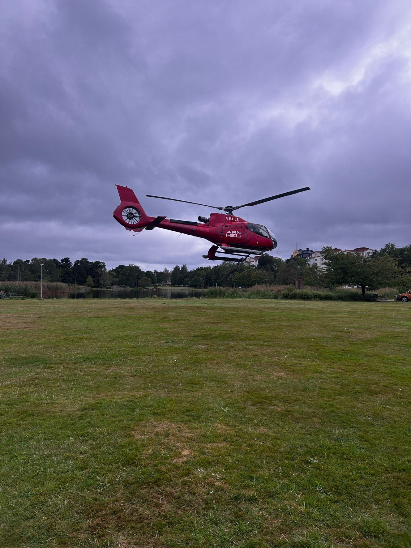 Röd Arnheli-helikopter lyfter i Nynäshamn
