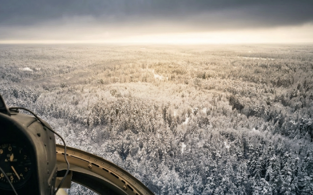 Observatör i helikopter under inventeringsuppdrag