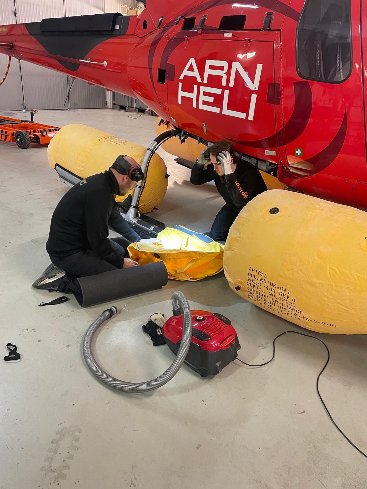 Arlanda Helicopters flygtekniker utför underhåll på helikopter i hangaren