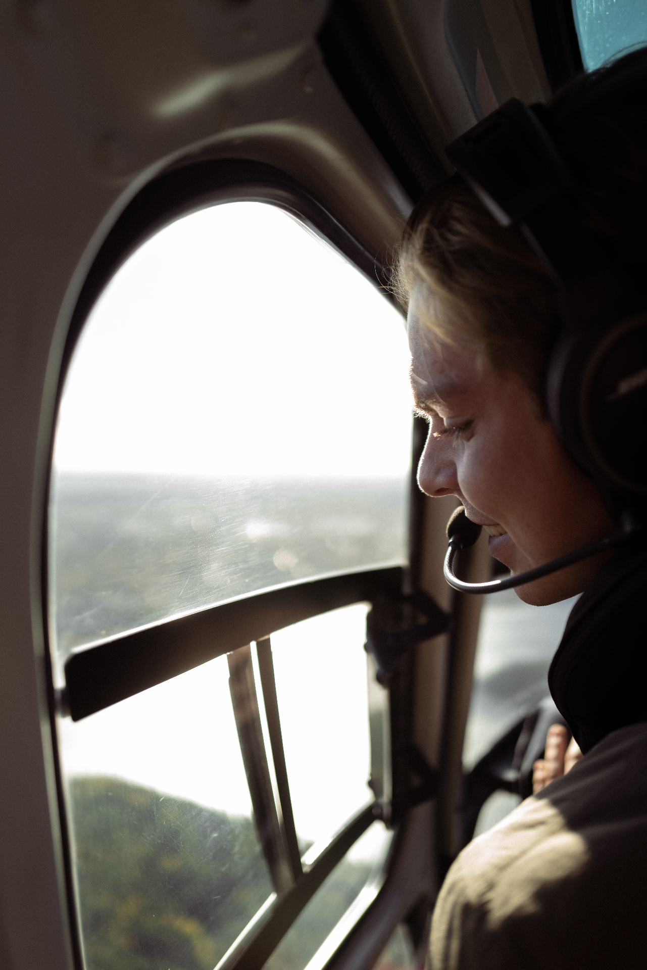Passagerare tittar ut genom helikopterfönstret över skärgården
