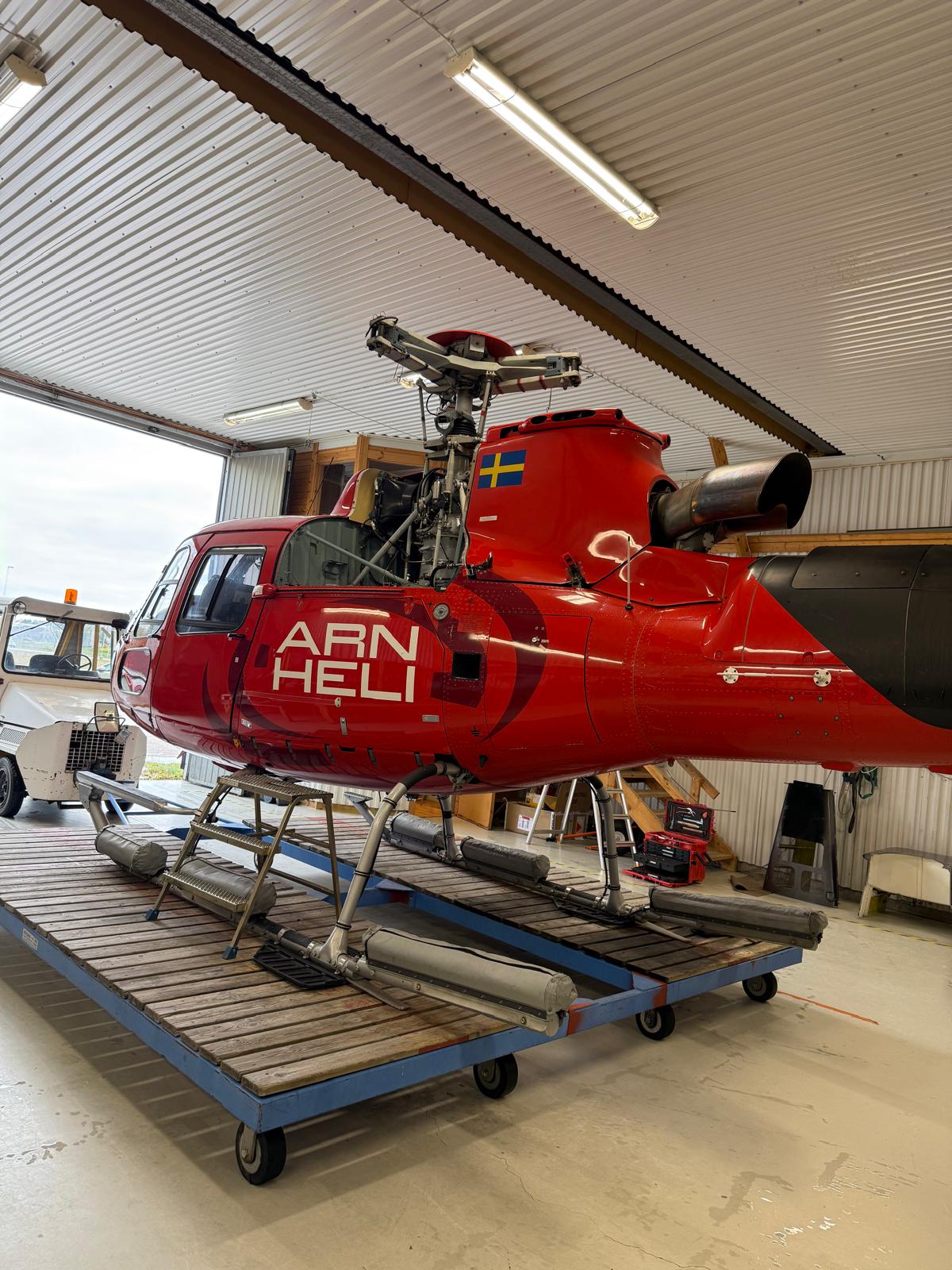 AS350 / H125 helikopter i verkstaden för planerat underhåll
