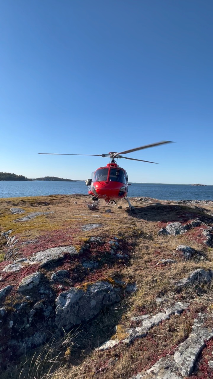 Helikopter landad på en klippa i Stockholms skärgård