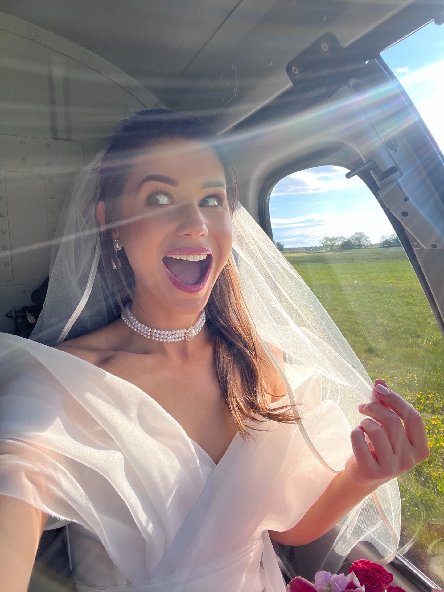 Glad brud tar selfie ombord i helikoptern