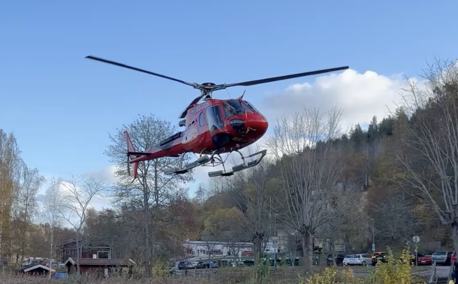 Röd helikopter lyfter vid Valdemarsvik